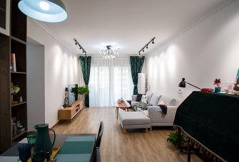 97㎡三居温馨小家，白墙+木地板搭配柔和灯光